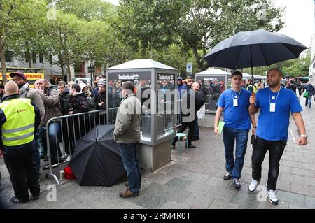 Bildnummer: 60503624 Datum: 20.09.2013 Copyright: imago/Xinhua (130920) -- BERLINO, 20 settembre 2013 (Xinhua) -- i membri dello staff di un Apple Store passano davanti ai clienti in fila per acquistare i nuovi iPhone 5s e iPhone 5c di Apple a Berlino, Germania, il 20 settembre 2013. IPhone 5s e iPhone 5c di Apple sono stati messi in vendita in Germania venerdì. (Xinhua/Zhang fan) (dzl) GERMANIA-IPHONE-LAUNCH PUBLICATIONxNOTxINxCHN xcb x2x 2013 quer premiumd o0 Wirtschaft iphone 5 s c Verkauf Verkaufsstart Start 60503624 Data 20 09 2013 Copyright Imago XINHUA Berlino 20 settembre 2013 XINHUA staff membri di to Apple Store Foto Stock