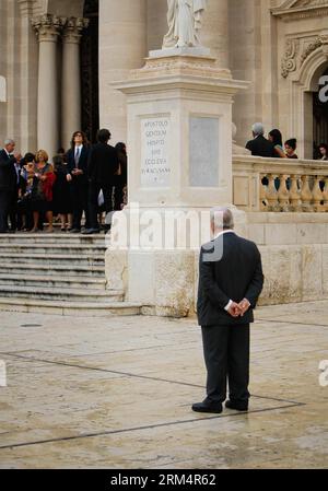 Bildnummer: 60506311 Datum: 20.09.2013 Copyright: imago/Xinhua (130920) -- SIRACUSA, 20 settembre 2013 (Xinhua) -- i residenti locali partecipano a un matrimonio presso la Cattedrale di Ortigia, il centro storico di Siracusa in Sicilia, Italia, 5 settembre 2013. Situata nell'angolo sud-est dell'isola di Sicilia, Siracusa è una città storica in Italia. La città di 2.700 anni, fondata nel 734 o 733 a.C. dai coloni greci di Corinto e Tenea, giocò un ruolo chiave nei tempi antichi, quando era una delle maggiori potenze del mondo mediterraneo. Una volta descritto da Cicerone, rinomato filosofo e oratore romano, come il più grande G. Foto Stock