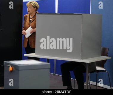 Bildnummer: 60512079 Datum: 22.09.2013 Copyright: imago/Xinhua (130922) -- BERLINO, 22 settembre 2013 (Xinhua) -- la cancelliera tedesca Angela Merkel pronuncia il suo voto per le elezioni generali a Berlino, in Germania, il 22 settembre 2013. I tedeschi hanno iniziato a votare domenica mattina in un'elezione parlamentare che deciderà chi gestirà la più grande economia europea per i prossimi quattro anni. (Xinhua/Luo Huanhuan) GERMANIA-ELEZIONI DI BERLINO-MERKEL-VOTE PUBLICATIONxNOTxINxCHN People Politik premiumd x0x xkg 2013 quer 60512079 Data 22 09 2013 Copyright Imago XINHUA Berlino 22 settembre 2013 XINHUA Cancelliere tedesco Foto Stock