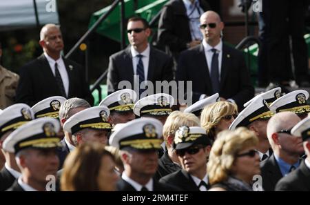 Bildnummer: 60513785 Datum: 22.09.2013 Copyright: imago/Xinhua agenti di sicurezza (schiena) guardia durante la cerimonia commemorativa per le vittime di sparatorie di massa presso la caserma dei Marines a Washington D.C. il 22 settembre 2013. Domenica il presidente degli Stati Uniti Barack Obama ha portato la nazione ad onorare le 12 vittime uccise in una sparatoria di massa nella capitale, e ha chiesto un cambiamento negli Stati Uniti contro la violenza delle armi da fuoco. (Xinhua/Fang Zhe) US-WASHINGTON-NAVY YARD-VICTIM MEMORIAL PUBLICATIONxNOTxINxCHN Gedenken Trauer Attentat Opfer Soldat xas x0x 2013 quer premiumd 60513785 Data 22 09 2013 Copyright Imago XIN Foto Stock