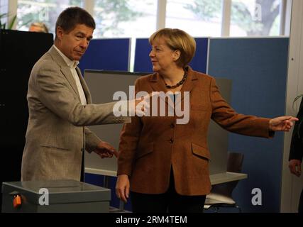 Bildnummer: 60512080 Datum: 22.09.2013 Copyright: imago/Xinhua (130922) -- BERLINO, 22 settembre 2013 (Xinhua) -- la cancelliera tedesca Angela Merkel parla con suo marito Joachim Sauer dopo aver espresso il suo voto per le elezioni generali a Berlino, in Germania, il 22 settembre 2013. I tedeschi hanno iniziato a votare domenica mattina in un'elezione parlamentare che deciderà chi gestirà la più grande economia europea per i prossimi quattro anni. (Xinhua/Luo Huanhuan) GERMANIA-ELEZIONI DI BERLINO-MERKEL-VOTE PUBLICATIONxNOTxINxCHN People Politik premiumd x0x xkg 2013 quer 60512080 Data 22 09 2013 Copyright Imago XINHUA Foto Stock