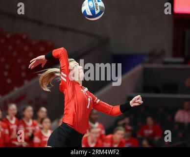 26 agosto 2023: Morgan Janda (1) serve il pallone durante una partita di pallavolo NCAA tra Houston e Southern Miss il 26 agosto 2023 a Houston. (Immagine di credito: © Scott Coleman/ZUMA Press Wire) SOLO USO EDITORIALE! Non per USO commerciale! Crediti: ZUMA Press, Inc./Alamy Live News Foto Stock