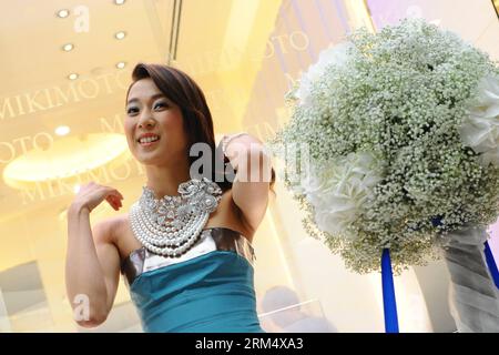 Bildnummer: 60526361 Datum: 25.09.2013 Copyright: imago/Xinhua (130925) -- SINGAPORE, 25 settembre 2013 (Xinhua) -- l'attrice di Hong Kong Linda Chung partecipa alla cerimonia di apertura della nuova boutique Mikimoto a Singapore, 25 settembre 2013. Mikimoto, un famoso marchio di gioielli giapponese, celebra il suo 120° anniversario mercoledì. (Xinhua/Then Chih Wey) SINGAPORE-JEWELRY-MIKIMOTO-CELEBRATION PUBLICATIONxNOTxINxCHN xcb x0x 2013 quer 60526361 Data 25 09 2013 Copyright Imago XINHUA Singapore settembre 25 2013 l'attrice di XINHUA Hong Kong Linda Chung partecipa alla cerimonia di apertura della nuova boutique Mikimoto a si Foto Stock