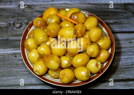 Datteri Barhi gialli, classificati botanicamente come dactylifera Phoenix, frutti di una palma da dattero appartenente alla famiglia delle Arecaceae, originaria dell'Iraq, uno dei Foto Stock