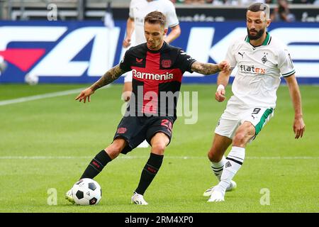 Moenchengladbach, Germania. 26 agosto 2023. Franck Honorat (R) del Borussia Moenchengladbach vies con Alejandro Grimaldo del Bayer 04 Leverkusen durante la loro partita di secondo turno in Bundesliga a Moenchengladbach, Germania, 26 agosto 2023. Crediti: Ulrich Hufnagel/Xinhua/Alamy Live News Foto Stock