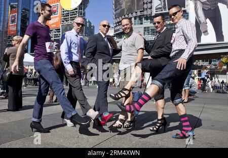 Bildnummer: 60531769 Datum: 26.09.2013 Copyright: imago/Xinhua (130927) -- TORONTO, 26 settembre 2013 (Xinhua) -- i partecipanti che indossano scarpe con tacco alto posa per le foto durante il 5 ° evento annuale Walk a Mile in Her Shoes a Yonge-Dundas Square a Toronto, Canada, 26 settembre 2013. Iniziato giovedì, l'evento annuale avviato dalla campagna del nastro bianco (WRC) ha attirato più di 400 partecipanti a camminare per un chilometro e mezzo in scarpe da donna per sensibilizzare sulla fine della violenza contro le donne. (Xinhua/Zou Zheng) CANADA-TORONTO-WHITE RIBBON CAMPAIGN-SCARPE CON TACCO ALTO PUBLICATIONxNOTxINxCHN Demo xas x0x 2 Foto Stock