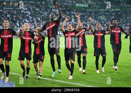 Moenchengladbach, Germania. 26 agosto 2023. I giocatori del Bayer 04 Leverkusen salutano gli spettatori dopo la partita di secondo turno della Bundesliga tra Borussia Moenchengladbach e Bayer 04 Leverkusen a Moenchengladbach, Germania, 26 agosto 2023. Crediti: Ulrich Hufnagel/Xinhua/Alamy Live News Foto Stock