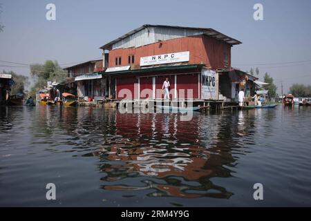 Bildnummer: 60534813 Datum: 27.09.2013 Copyright: imago/Xinhua (130927) -- SRINAGAR, 27 settembre 2013 (Xinhua) -- foto scattata il 27 settembre 2013 mostra i negozi sul lago dal a Srinagar, la capitale estiva del Kashmir controllato dagli indiani. Il lago dal, il lago più grande e la destinazione turistica più popolare di Srinagar, è il luogo in cui vivono molti locali. Vivono nelle case costruite sulle isole e nelle case galleggianti sull'acqua del lago e prendono barche per la commutazione giornaliera. Negozi, case e giardini punteggiano il lago. Grazie al clima mite e al paesaggio, il turismo è diventato la principale fonte di Foto Stock
