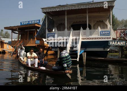 Bildnummer: 60534812 Datum: 27.09.2013 Copyright: imago/Xinhua (130927) -- SRINAGAR, 27 settembre 2013 (Xinhua) -- i turisti passano da un hotel sul lago dal a Srinagar, la capitale estiva del Kashmir controllato dagli indiani, 27 settembre 2013. Il lago dal, il lago più grande e la destinazione turistica più popolare di Srinagar, è il luogo in cui vivono molti locali. Vivono nelle case costruite sulle isole e nelle case galleggianti sull'acqua del lago e prendono barche per la commutazione giornaliera. Negozi, case e giardini punteggiano il lago. Grazie al clima mite e al paesaggio, il turismo è diventato la principale fonte di incom Foto Stock