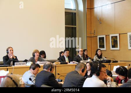 Bildnummer: 60538214 Datum: 27.09.2013 Copyright: imago/Xinhua (130928) -- GINEVRA, 27 settembre 2013 (Xinhua) -- Jia Guide, vice direttore generale cinese del Dipartimento del Trattato e del diritto del Ministero degli affari Esteri (C), e delegati cinesi di Hong Kong e Macao, partecipano a una riunione al Palais Wilson, a Ginevra, in Svizzera, 27 settembre 2013. Giovedì e venerdì il Comitato delle Nazioni Unite per i diritti del fanciullo (CRC) ha esaminato la relazione combinata della Cina sulla sua attuazione delle disposizioni della Convenzione sui diritti del fanciullo. (Xinhua/Liu Meichen) Foto Stock