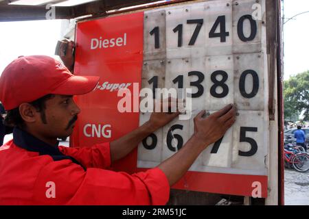 Bildnummer: 60549808 Datum: 01.10.2013 Copyright: imago/Xinhua (131001) -- LAHORE, 1 ottobre 2013 (Xinhua) -- Un dipendente pakistano cambia il prezzo del petrolio in una stazione di servizio nel Pakistan orientale a Lahore il 1 ottobre 2013. Il ministero del petrolio del Pakistan ha approvato la sintesi dell'aumento dei prezzi dei prodotti petroliferi. (Xinhua/Jamil Ahmed) (dzl) PAKISTAN-LAHORE-BENZINA-PREZZO PUBLICATIONxNOTxINxCHN Gesellschaft x2x xkg 2013 quer o0 Wirtschaft Mineralölindustrie tankstelle anzeige preisanzeige benzinpreis preis benzin 60549808 Data 01 10 2013 Copyright Imago XINHUA Lahore OCT 1 2013 Foto Stock