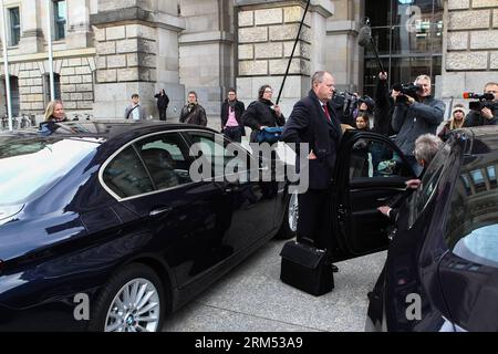 Bildnummer: 60561957 Datum: 04.10.2013 Copyright: imago/Xinhua Peer Steinbrueck, ex Cancelliere candidato del Partito Socialdemocratico tedesco (SPD), lascia dopo il primo round di colloqui di coalizione fuori dal Bundestag tedesco (camera bassa) a Berlino, in Germania, il 4 ottobre 2013. Il primo round di colloqui di coalizione tra il blocco conservatore della cancelliera tedesca Angela Merkel e il suo principale avversario si è concluso venerdì con entrambe le parti che hanno accettato di continuare i colloqui in 10 giorni. (Xinhua/Zhang fan) GERMANIA-POLITICA-COALIZIONE COLLOQUI PUBLICATIONxNOTxINxCHN Politik People Koalitionsverhandlung Sondierungsgesp Foto Stock