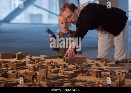 Bildnummer: 60566836 Datum: 06.10.2013 Copyright: imago/Xinhua i visitatori guardano una miniatura in scala 1:500 di Budapest a Budapest, capitale dell'Ungheria, il 6 ottobre 2013. La maquette di legno di Budapest fu creata dal 1976 al 1990 da una compagnia di belle arti per il governo locale di Budapest, ma raramente fu mostrata a causa della mancanza di sito. La miniatura completa è grande 10,4 x 16,8 metri. Questa volta circa il 2/3 della miniatura completa è in mostra.(Xinhua/Attila Volgyi) UNGHERIA-BUDAPEST-CITTÀ MINIATURA PUBLICATIONxNOTxINxCHN xns x0x 2013 quer 60566836 Data 06 10 2013 Copyright Imago XIN Foto Stock