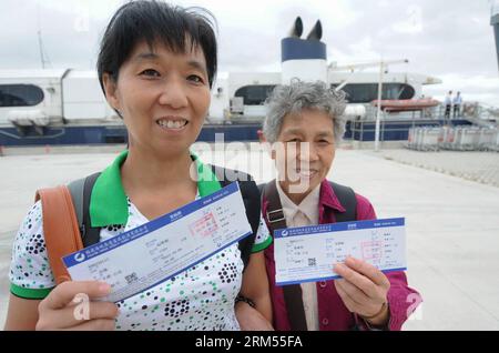 Bildnummer: 60578479 Datum: 09.10.2013 Copyright: imago/Xinhua (131009) -- PINGTAN, 9 ottobre 2013 (Xinhua) -- i passeggeri mostrano i loro biglietti prima di salire a bordo di una nave per lasciare l'isola di Pingtan, provincia del Fujian della Cina sud-orientale, per Taipei City, sud-est della Cina, Taiwan, 9 ottobre 2013. La zona di sperimentazione completa di Fujian Pingtan e il Taipei di Taiwan di mercoledì hanno visto il primo viaggio della nave passeggeri ad alta velocità, che ha richiesto circa 2 ore e mezza in un viaggio di sola andata. L'isola di Pingtan, la quinta isola più grande della Cina, è la più vicina a Taiwan. (Xinhua/Lin Shanchuan) (wr) CHINA-FUJIAN-TAIWAN-PA Foto Stock