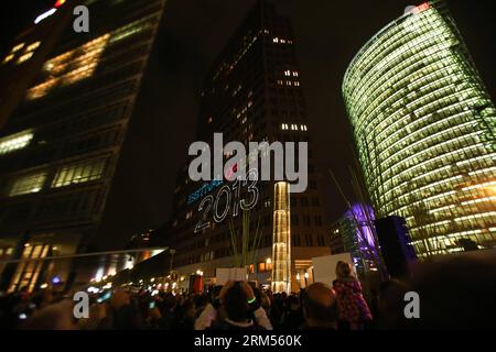 Bildnummer: 60581581 Datum: 09.10.2013 Copyright: imago/Xinhua parte del Light art Festival of Lights 2013 è visto su un edificio durante la cerimonia di apertura del 9 ° Festival of Lights di Berlino presso la Potsdamer Platz Square a Berlino, in Germania, il 9 ottobre 2013. Il festival, che si tiene dal 9 al 20 ottobre, trasforma con luce i famosi monumenti di Berlino, i monumenti culturali, gli edifici storici, le strade e altri luoghi. (Xinhua/Zhang fan) (lmz) GERMANIA-BERLIN-LIGHT FESTIVAL PUBLICATIONxNOTxINxCHN Kultur XSP x0x anteprima 2013 quer 60581581 Data 09 10 2013 Copyright Imago Foto Stock