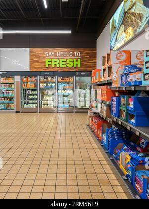 Yorkville, New York - 26 agosto 2023: Wide Portrait View of Dairy Section e Biscuit Aisles of Aldi Food Market. Foto Stock