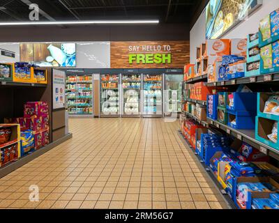 Yorkville, New York - 26 agosto 2023: Wide Landscape View of Dairy Section e Biscuit Aisles of Aldi Food Market. Foto Stock