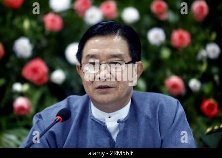 Bildnummer: 60587085 Datum: 10.10.2013 Copyright: imago/Xinhua (131010) -- MYITGYINA, 10 ottobre 2013 (Xinhua) -- U Aung min(R), Vice Presidente del Comitato centrale di lavoro per la pace del governo del Myanmar e Ministro presso l'Ufficio del Presidente, partecipa a una conferenza stampa a Myitgyina, capitale dello Stato Kachin del Myanmar settentrionale, 10 ottobre 2013. Il governo del Myanmar e l'Organizzazione indipendente ribelle Kachin (KIO) hanno raggiunto un accordo di sette punti giovedì dopo tre giorni di colloqui di pace ripresi a Myitgyina, capitale dello stato più settentrionale di Kachin. (Xinhua/U Aung)(jl) MYANMAR-GOV T-KIO-PEACE TA Foto Stock
