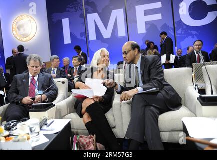 Bildnummer: 60592166 Datum: 12.10.2013 Copyright: imago/Xinhua WASHINGTON D.C., 12 ottobre 2013 (Xinhua) -- l'amministratore delegato del Fondo monetario internazionale (FMI) Christine Lagarde (C) parla con il ministro delle finanze di Singapore e il presidente del FMI Tharman Shanmugaratnam prima della riunione del Comitato monetario e finanziario internazionale (IMFC) durante le riunioni annuali della Banca Mondiale e del FMI a Washington D.C., capitale degli Stati Uniti, 12 ottobre 2013. (Xinhua/Zhang Jun) US-WASHINGTON-FMI-WORLD BANK-IMFC PUBLICATIONxNOTxINxCHN People Politik Wirtschaft Währungsfonds xsp x0x 2013 quer premiumd 605921 Foto Stock