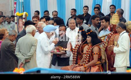 Bildnummer: 60595425 Datum: 13.10.2013 Copyright: imago/Xinhua il primo ministro indiano Manmohan Singh (3rd L, Front) e il presidente Pranab Mukherjee (1st L, Front) partecipano alle celebrazioni di Dussehra a nuova Delhi, India, 13 ottobre 2013. Il festival Dussehra commemora la vittoria del dio indù Rama su Ravana. L'incendio delle effigie di Ravana, che significano la vittoria del bene sul male, chiude i festeggiamenti. (Xinhua/Partha Sarkar) INDIA-NUOVA DELHI-DUSSEHRA FESTIVAL PUBLICATIONxNOTxINxCHN People Politik premiumd x0x xkg 2013 quer 60595425 Data 13 10 2013 Copyright Imago XINHUA Indian prime Foto Stock