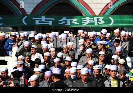 Bildnummer: 60599065 Datum: 15.10.2013 Copyright: imago/Xinhua (131015) -- YINCHUAN, 15 ottobre 2013 (Xinhua) -- i musulmani vanno alla Moschea di Nanguan per pregare durante il festival musulmano di Eid al-Adha a Yinchuan, capitale della regione autonoma Ningxia Hui della Cina nord-occidentale, 15 ottobre 2013. I musulmani della regione Autonoma di Ningxia Hui celebrano la festa di Eid al-Adha , o la festa del sacrificio qui, in commemorazione della disponibilità del Profeta Abramo a sacrificare suo figlio per mostrare obbedienza a Dio. (Xinhua/Peng Zhaozhi) (WR) CHINA-NINGXIA-EID AL-ADHA-PRAYER PUBLICATIONxNOTxINxCHN Gesellschaft Religion IS Foto Stock