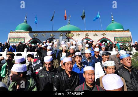 Bildnummer: 60599085 Datum: 15.10.2013 Copyright: imago/Xinhua (131015) -- YINCHUAN, 15 ottobre 2013 (Xinhua) -- i musulmani vanno alla Moschea di Nanguan per pregare durante il festival musulmano di Eid al-Adha a Yinchuan, capitale della regione autonoma Ningxia Hui della Cina nord-occidentale, 15 ottobre 2013. I musulmani della regione Autonoma di Ningxia Hui celebrano la festa di Eid al-Adha , o la festa del sacrificio qui, in commemorazione della disponibilità del Profeta Abramo a sacrificare suo figlio per mostrare obbedienza a Dio. (Xinhua/Peng Zhaozhi) (WR) CHINA-NINGXIA-EID AL-ADHA-PRAYER PUBLICATIONxNOTxINxCHN Gesellschaft Religion IS Foto Stock