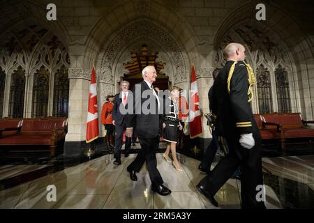 Bildnummer: 60608472 Datum: 17.10.2013 Copyright: imago/Xinhua (131017) -- OTTAWA, 17 ottobre 2013 (Xinhua) -- il governatore generale del Canada David Johnston esce dalla camera del Senato, seguito dal primo ministro canadese Stephen Harper, dopo aver tenuto un discorso sul trono al Parliament Hill di Ottawa, Canada, il 16 ottobre 2013. Il discorso di quest'anno, che delinea l'ordine del giorno del governo per la prossima sessione del Parlamento, comprende la promessa di introdurre una legislazione che non consenta al governo di gestire disavanzi di bilancio, nonché la promessa che i conservatori bilancieranno i conti entro il 2 Foto Stock