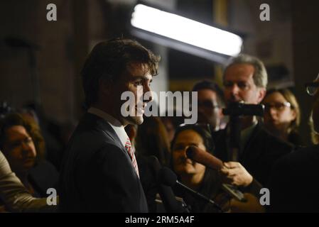 Bildnummer: 60608475 Datum: 17.10.2013 Copyright: imago/Xinhua (131017) -- OTTAWA, 17 ottobre 2013 (Xinhua) -- leader del Partito Liberale canadese, Justin Trudeau, dà la sua reazione ai media dopo che il governatore generale canadese David Johnston ha pronunciato un discorso sul trono al Parliament Hill di Ottawa, Canada, il 16 ottobre 2013. Il discorso del Trono delinea l'ordine del giorno del governo per la prossima sessione del Parlamento ed è pronunciato dal Governatore generale canadese David Johnston. Il discorso di quest'anno, che delinea l'ordine del giorno del governo per la prossima sessione del Parlamento, comprende una promessa Foto Stock