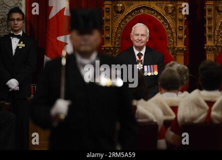 Bildnummer: 60608473 Datum: 17.10.2013 Copyright: imago/Xinhua (131017) -- OTTAWA, 17 ottobre 2013 (Xinhua) -- il governatore generale del Canada David Johnston (Back) siede nella camera del Senato prima di tenere un discorso sul trono al Parliament Hill di Ottawa, Canada, il 16 ottobre 2013. Il discorso di quest'anno, che delinea l'ordine del giorno del governo per la prossima sessione del Parlamento, comprende la promessa di introdurre una legislazione che non consenta al governo di gestire disavanzi di bilancio, nonché la promessa che i conservatori stabiliranno un equilibrio entro il 2015. Poche ore dopo aver tenuto il suo discorso, Johns Foto Stock