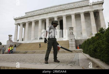 Bildnummer: 60609651 Datum: 17.10.2013 Copyright: imago/Xinhua (131017) -- WASHINGTON, 17 ottobre 2013 (Xinhua) -- Un membro dello staff pulisce il Lincoln Memorial a Washington, Stati Uniti, 17 ottobre 2013. Il governo degli Stati Uniti porrà fine alla sua chiusura parziale dopo che il presidente Barack Obama ha firmato un accordo dell'ultimo minuto all'inizio di giovedì per riaprire il governo federale e aumentare il tetto del debito. I parchi nazionali di tutto il paese riapriranno presto. (Xinhua/Fang Zhe) (dzl) US-WASHINGTON-NATIONAL PARKS-REOPEN PUBLICATIONxNOTxINxCHN xas x0x 2013 quer premiumd 60609651 Data 17 10 2013 Copyright Imago Foto Stock