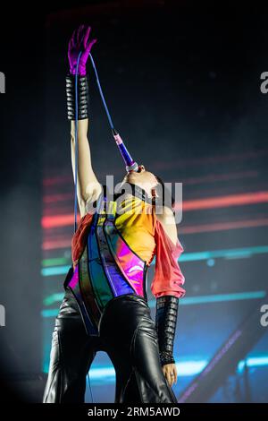 Parigi, Francia. 26 agosto 2023. Karen o della band Yeah Yeah Yeahs si esibisce sul palco durante il concerto dal vivo. Il terzo giorno della ventesima edizione del festival musicale francese Rock en Seine è stato presentato dal duo britannico The Chemical Brothers, al Domaine National de Saint-Cloud. (Foto di Telmo Pinto/SOPA Images/Sipa USA) credito: SIPA USA/Alamy Live News Foto Stock