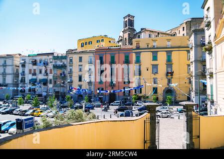 Napoli, Campania, Italia - 28 aprile 2023: Scorcio della seicentesca chiesa dei Santi Apostoli di Gesù da via Carbonara, Napoli, Italia Foto Stock