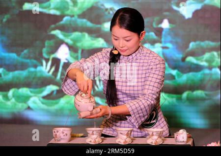 Bildnummer: 60629894 Datum: 22.10.2013 Copyright: imago/Xinhua Un concorrente compete nella seconda competizione China tea art skill nella contea di Wuyi, nella provincia dello Zhejiang della Cina orientale, 22 ottobre 2013. La competizione, con la partecipazione di 169 concorrenti in tutta la nazione, si è svolta dal 22 al 23 ottobre di quest'anno. (Xinhua/Zhang Jiancheng) (yxb) CHINA-ZHEJIANG-JINHUA-TEA ART-COMPETITION(CN) PUBLICATIONxNOTxINxCHN xcb x0x 2013 quer 60629894 Data 22 10 2013 Copyright Imago XINHUA un concorrente partecipa al 2° China Tea Art Skill Competition nella contea di Wuyi nella provincia di Zhejiang nella Cina orientale Foto Stock