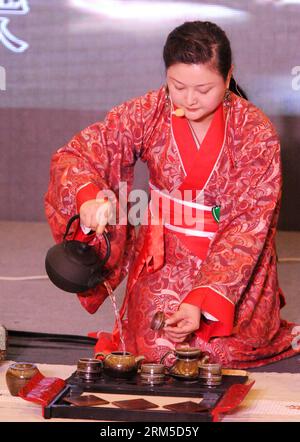 Bildnummer: 60629896 Datum: 22.10.2013 Copyright: imago/Xinhua Un concorrente compete nella seconda competizione China tea art skill nella contea di Wuyi, nella provincia dello Zhejiang della Cina orientale, 22 ottobre 2013. La competizione, con la partecipazione di 169 concorrenti in tutta la nazione, si è svolta dal 22 al 23 ottobre di quest'anno. (Xinhua/Zhang Jiancheng) (yxb) CHINA-ZHEJIANG-JINHUA-TEA ART-COMPETITION(CN) PUBLICATIONxNOTxINxCHN xcb x0x 2013 cannello 60629896 Data 22 10 2013 Copyright Imago XINHUA un concorrente partecipa al 2° China Tea Art Skill Competition nella contea di Wuyi nella provincia di Zhejiang nella Cina orientale Foto Stock