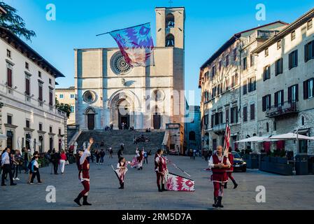 Todi, Italia - 30 ottobre 2022: I lag waver si esibiscono in processione per le strade del centro di i Todi, Umbria Foto Stock