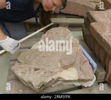 PRODUZIONE - 21 agosto 2023, Sassonia, Lipsia: nel deposito della collezione d'arte dell'università, lo storico dell'arte Simone Tübbecke confronta i frammenti originali dell'oriel di Fürstenhaus del XVI secolo, restaurati negli ultimi anni dal conservatore di pietra di Berlino Thomas Schubert e ora conservati, con una vecchia fotografia. Dopo un ampio restauro, frammenti dell'oriel di Fürstenhaus sono ora tornati a Lipsia. Appartengono a uno dei più magnifici edifici rinascimentali della città fiera, che è stato distrutto in un bombardamento durante la seconda guerra mondiale I frammenti devono tornare Foto Stock