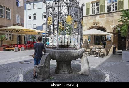 Stoccarda, Germania. 24 agosto 2023. La fontana Hans-IM-Glück si trova nel centro di Stoccarda. È una delle 106 fontane per bere e 13 fontane minerali nella capitale dello stato del Baden-Württemberg. (A dpa "Basic Foodstuff potabile water - Municipalities up more Fountains") crediti: Bernd Weißbrod/dpa/Alamy Live News Foto Stock