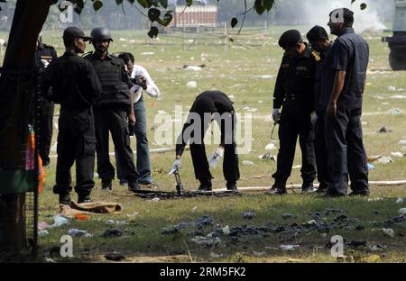 Bildnummer: 60646803 Datum: 28.10.2013 Copyright: imago/Xinhua (131028) -- PATNA, 28 ottobre 2013 (Xinhua) -- personale della Indian National Security Guard (NSG) raccogliere prove dal sito di esplosione nella città indiana orientale di Patner, il 28 ottobre 2013. La polizia indiana ha puntato il dito su un gruppo terroristico cresciuto in casa, i Mujahideen indiani (IM), come la mente delle esplosioni seriali che hanno colpito domenica la città indiana orientale di Patner, capitale dello stato del Bihar, e ucciso sei e ferito oltre 80 persone, ha detto notizie della TV locale lunedì.(Xinhua/Stringer) (lyx) INDIA-PATNA-BOMB-INVESTIGATION PUBLICATIONxNOTxIN Foto Stock