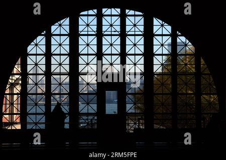 Bildnummer: 60648555 Datum: 28.10.2013 Copyright: imago/Xinhua (131028) -- NEW YORK, 28 ottobre 2013 (Xinhua) -- Un visitatore guarda Manhattan dalla finestra del Museo dell'immigrazione a Ellis Island a New York, Stati Uniti, 28 ottobre 2013. Ellis Island e il Museo dell'immigrazione hanno riaperto al pubblico lunedì per la prima volta da quando l'uragano Sandy ha sommerso l'isola un anno fa. (Xinhua/Wang lei) US-NEW YORK-ELLIS ISLAND-REOPEN PUBLICATIONxNOTxINxCHN Gesellschaft Museum Kultur Immigration x0x xdd 2013 quer premiumd 60648555 Data 28 10 2013 Copyright Imago XINHUA New York OCT 28 2013 Foto Stock