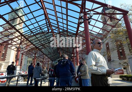 Bildnummer: 60648552 Datum: 28.10.2013 Copyright: imago/Xinhua (131028) -- NEW YORK, 28 ottobre 2013 (Xinhua) -- Visitors Walk at Immigration Museum at Ellis Island a New York, Stati Uniti, 28 ottobre 2013. Ellis Island e il Museo dell'immigrazione hanno riaperto al pubblico lunedì per la prima volta da quando l'uragano Sandy ha sommerso l'isola un anno fa. (Xinhua/Wang lei) US-NEW YORK-ELLIS ISLAND-REOPEN PUBLICATIONxNOTxINxCHN Gesellschaft Museum Kultur Immigration x0x xdd 2013 quer premiumd 60648552 Data 28 10 2013 Copyright Imago XINHUA New York OCT 28 2013 XINHUA Visitors Walk AT IMM Foto Stock