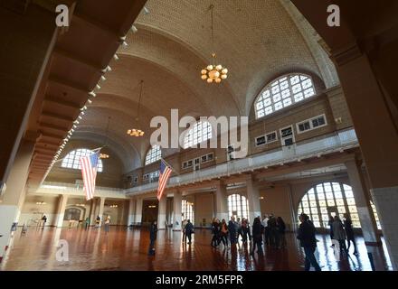 Bildnummer: 60648551 Datum: 28.10.2013 Copyright: imago/Xinhua (131028) -- NEW YORK, 28 ottobre 2013 (Xinhua) -- Visitors Walk at Immigration Museum at Ellis Island a New York, Stati Uniti, 28 ottobre 2013. Ellis Island e il Museo dell'immigrazione hanno riaperto al pubblico lunedì per la prima volta da quando l'uragano Sandy ha sommerso l'isola un anno fa. (Xinhua/Wang lei) US-NEW YORK-ELLIS ISLAND-REOPEN PUBLICATIONxNOTxINxCHN Gesellschaft Museum Kultur Immigration x0x xdd 2013 quer premiumd 60648551 Data 28 10 2013 Copyright Imago XINHUA New York OCT 28 2013 XINHUA Visitors Walk AT IMM Foto Stock