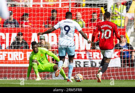 Manchester, Regno Unito. 26 agosto 2023. Taiwo Awoniyi (C) del Nottingham Forest sta per segnare il gol di apertura durante la partita di fa Premier League tra il Manchester United FC e il Nottingham Forest FC all'Old Trafford di Manchester, in Gran Bretagna, il 26 agosto 2023. Man Utd ha vinto 3-2. Crediti: Xinhua/Alamy Live News Foto Stock