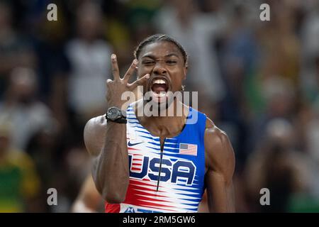 Budapest. 26 agosto 2023. Noah Lyles degli Stati Uniti festeggia dopo che la sua squadra ha vinto la finale di staffetta 4x100 metri ai Campionati mondiali di atletica leggera di Budapest 2023 a Budapest, in Ungheria, il 26 agosto 2023. Crediti: Meng Dingbo/Xinhua/Alamy Live News Foto Stock