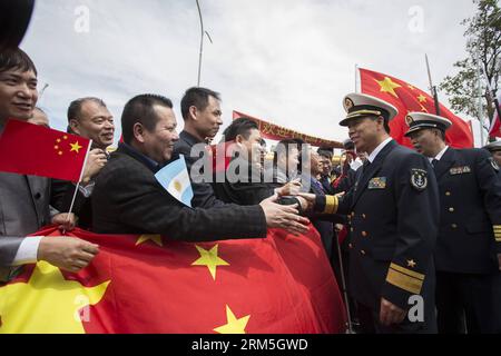 Bildnummer: 60658741 Datum: 30.10.2013 Copyright: imago/Xinhua (131030) -- BUENOS AIRES, 30 ottobre 2013 (Xinhua) -- Comandante delle flotte della marina cinese li Xiaoyan (2nd R) stringe la mano ai cinesi d'oltremare nel porto di Buenos Aires, 30 ottobre 2013. Il cacciatorpediniere missilistico cinese Lanzhou, la fregata missilistica Liuzhou e la nave di rifornimento Poyanghu arrivarono al porto di Buenos Aires mercoledì. (Xinhua/Martin Zabala) ARGENTINA-BUENOS AIRES-MARINA CINESE-VISITA PUBLICATIONxNOTxINxCHN persone xas x0x 2013 quer 60658741 Data 30 10 2013 Copyright Imago XINHUA Buenos Aires OCT 30 2013 XINH Foto Stock