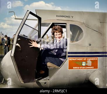 Amelia Earhart su un monoplano Stearman Hammond Y-1 con il marchio del Bureau of Air Commerce del Dipartimento del commercio degli Stati Uniti. 1936. Nota: Incerta sul colo Foto Stock