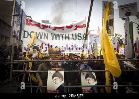 Bildnummer: 60672584 Datum: 04.11.2013 Copyright: imago/Xinhua (131104) -- TEHERAN, 4 novembre 2013 (Xinhua) -- i manifestanti iraniani prendono parte a una manifestazione che segna il 34° anniversario del sequestro dell'ambasciata degli Stati Uniti fuori dall'ex ambasciata degli Stati Uniti nel centro di Teheran, capitale dell'Iran, il 4 novembre 2013. Decine di migliaia di iraniani hanno tenuto manifestazioni lunedì in tutto il paese per celebrare il 34° anniversario del sequestro dell'ambasciata degli Stati Uniti a Teheran. (Xinhua/Ahmad Halabisaz) IRAN-TEHERAN-USA EMBASSY-RALLY PUBLICATIONxNOTxINxCHN Gesellschaft Demo Demonstranten Jahrestag Botschaftsbesetzung GE Foto Stock