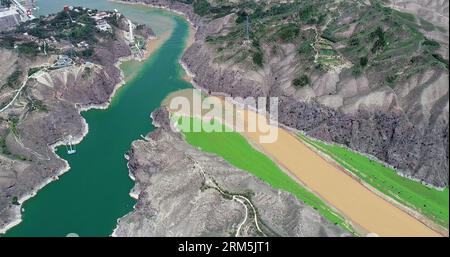 YONGJING, CINA - 24 LUGLIO 2023 - Una vista chiara e torbida dell'intersezione dei fiumi giallo e Tao nel bacino idrico Liujia a Yongjing, provincia del Gansu Foto Stock