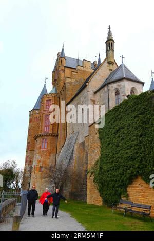 Bildnummer: 60684838 Datum: 02.11.2013 Copyright: imago/Xinhua turisti visita al Burg Hohenzollern a Hechingen, Germania, 2 novembre 2013. Burg Hohenzollern è un castello considerato la sede ancestrale della famiglia Hohenzollern, che emerse nel Medioevo e alla fine divenne imperatori tedeschi. Il castello fu costruito per la prima volta all'inizio dell'XI secolo e completamente distrutto nel 1423. L'attuale versione del castello fu ricostruita a metà del XIX secolo. Il castello diventa oggi una popolare destinazione turistica in quanto è ancora di proprietà privata dei discendenti della famiglia Hohenzollern. Foto Stock