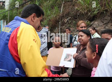 Bildnummer: 60689065 Datum: 07.11.2013 Copyright: imago/Xinhua MIRANDA, 7 novembre 2013 (Xinhua) - immagine fornita dalla presidenza del Venezuela mostra il presidente venezuelano Nicolas Maduro (L) parlare con i residenti prima di presentare il Barrio Nuevo, Barrio Tricolor Plan, a Petare, Miranda State, Venezuela, il 7 novembre 2013. (Presidenza Xinhua/Venezuela) VENEZUELA-CARACAS-POLITICS-MADURO PUBLICATIONxNOTxINxCHN People Politik xdp x0x 2013 quer 60689065 Data 07 11 2013 Copyright Imago XINHUA Miranda Nov 7 2013 XINHUA immagine fornita dalla presidenza venezuelana mostra il presidente venezuelano Foto Stock