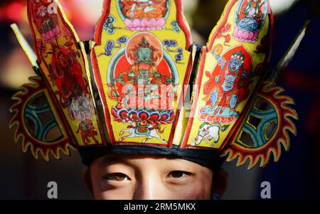 Bildnummer: 60689050 Datum: 07.11.2013 Copyright: imago/Xinhua LIJIANG, 7 novembre 2013 (Xinhua) -- Un allievo indossa costume tradizionale con la cultura Dongba del gruppo etnico Naxi in una scuola elementare nella città di Lijiang, nella provincia dello Yunnan della Cina sud-occidentale, 7 novembre 2013. La religione indigena Dongba della nazionalità Naxi ha generato varie forme culturali, tra cui una lingua scritta che utilizza pittogrammi e danze distinte, musica e dipinti. Corsi sulla cultura etnica Dongba sono offerti in molte scuole medie e primarie di Lijiang. (Xinhua/Wu Xiaoling) (ry) CHINA-YUNNAN-LIJIAN Foto Stock